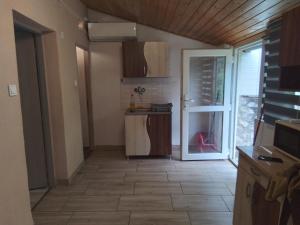 Η κουζίνα ή μικρή κουζίνα στο Violett Apartman Miskolctapolca