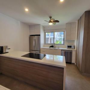 eine Küche mit Kühlschrank und Arbeitsplatte in der Unterkunft Casa Frida in Santa María Huatulco