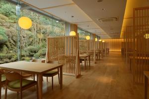 uma fila de mesas e cadeiras num restaurante em Senkyoro em Hakone