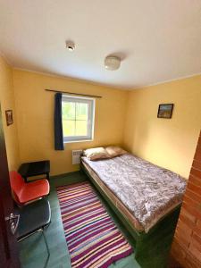 a bedroom with a bed and a window and a rug at Side Suvila in Palometsa