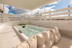 una bañera de hidromasaje en medio de un edificio en Syntagma Spa with Acropolis View, en Atenas