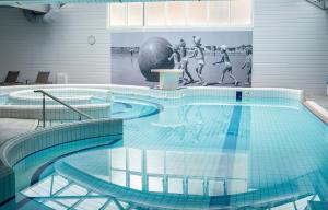 Bazén v ubytování Hôtel Kastel - Relais Thalasso & Spa nebo v jeho okolí