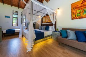 Postel nebo postele na pokoji v ubytování Queens Mount Tri Villas + 29 fotografií