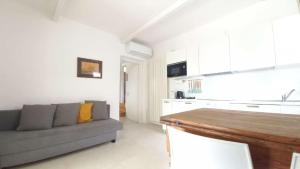 a living room with a couch and a kitchen at Casa Mavi in Colombaro