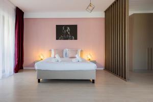 En eller flere senge i et værelse på Tower Apartments