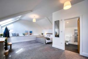 Ένα ή περισσότερα κρεβάτια σε δωμάτιο στο Plaistow Barton Barn - The Engine Room