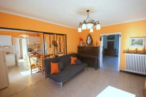 a living room with a couch and a table at Dell' Oca in Cissano