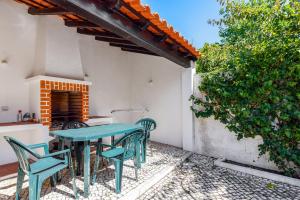 a table and chairs on the patio of a house at Alojamento Local Coruche Erra in Coruche