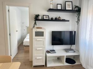 Televízia a/alebo spoločenská miestnosť v ubytovaní Beach apartment IV Coeur de Plage