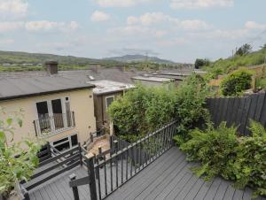 カーナーヴォンにある43 Hyfrydle Roadの木製デッキ付きの家のバルコニー