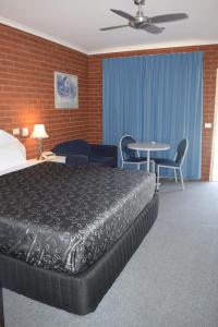 Tempat tidur dalam kamar di Barooga River Gums Motor Inn