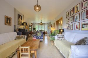 ein Wohnzimmer mit Sofas und einem Couchtisch in der Unterkunft Casa Serrania in Collado Mediano