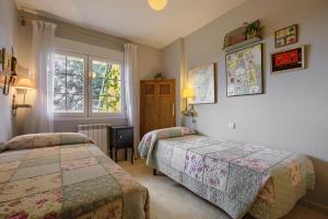 ein Schlafzimmer mit zwei Betten und einem Fenster in der Unterkunft Casa Serrania in Collado Mediano + 35 Fotos