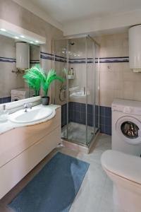 a bathroom with a sink and a shower and a toilet at Guincho5B in Puerto del Carmen
