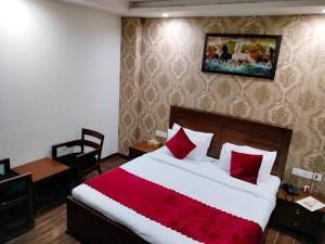 Postel nebo postele na pokoji v ubytování Hotel HC Grand near Indraprastha Apollo Hospital
