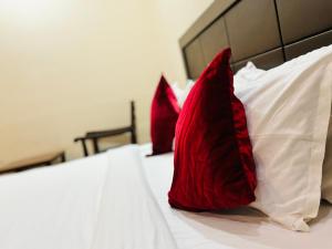 Postel nebo postele na pokoji v ubytování Hotel HC Grand near Indraprastha Apollo Hospital