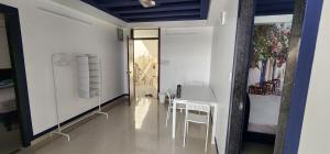 Habitación blanca con mesa, mesa y sillas en Lotus Diamerisma - 2BHK Furnished Apartment in Jodhpur - Peaceful Retreat Away from City Traffic, en Jodhpur 32 fotos más