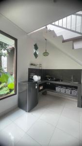 Una cocina con encimera y fregadero en una habitación. en Central house 2 floor, en Ubud
