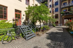 eine Gruppe von Fahrrädern, die neben einem Gebäude geparkt sind in der Unterkunft Loft Apartments Leipzig Loft Verde in Leipzig