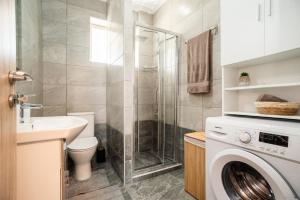Bilik mandi di Dimitris House +29 gambar