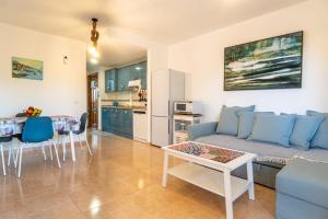 un soggiorno con un divano e un tavolo di B-Rent Perla de Mar a Corralejo