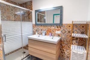 un bagno con lavandino e doccia di B-Rent Perla de Mar a Corralejo Altre 15 foto
