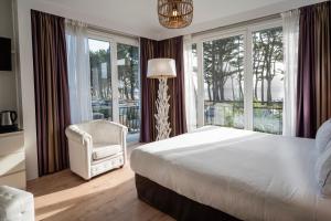 Postel nebo postele na pokoji v ubytování Hôtel Kastel - Relais Thalasso & Spa + 37 fotografií