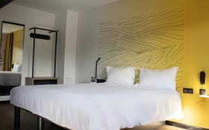 Ένα ή περισσότερα κρεβάτια σε δωμάτιο στο B&B HOTEL Le Puy-en-Velay