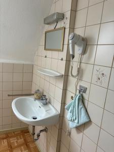 a bathroom with a sink and a mirror at Pension NentersHaus in Nentershausen