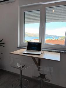 TV a/nebo společenská místnost v ubytování Apartment Adriana