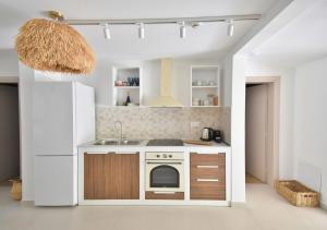 kuchnia z białą lodówką i zlewem w obiekcie Evangelia Rooms & Αpartments - B w mieście Asprovalta