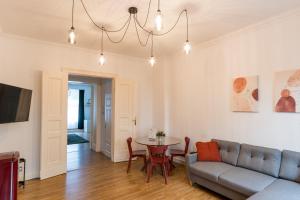 een woonkamer met een bank en een tafel bij bevoflats - Live like a local - Apartment in Kreuzberg, Graefekiez in Berlijn