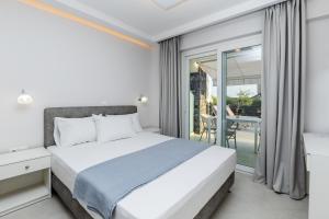 ein Schlafzimmer mit einem Bett und ein Balkon mit einem Tisch in der Unterkunft INTERNI LUXURY LIVING b in Nikiti + 45 Fotos