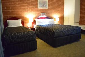 Кровать или кровати в номере Barooga River Gums Motor Inn