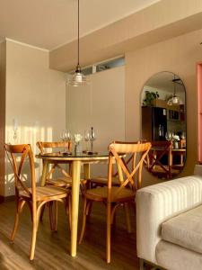 a dining room with a table and chairs at Apto de Lujo con Vista Panorámica a Campo Marte in Lima