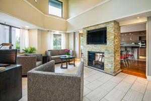 ein Wohnzimmer mit Kamin und Fernseher in der Unterkunft Comfort Inn in Newmarket