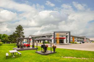 ein Gebäude mit einem Spielplatz im Gras in der Unterkunft Comfort Inn in Newmarket