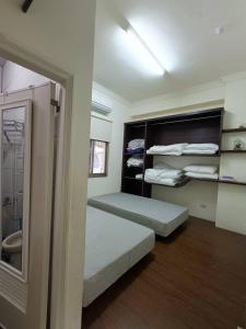 Uma cama ou camas num quarto em 督督工作室民宿