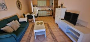 a living room with a couch and a flat screen tv at Apartamento vacacional Fuerteventura 1B in Cotillo