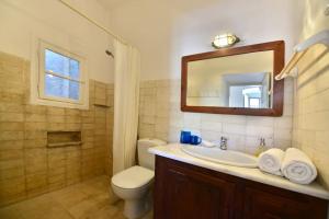 Un baño de Captain's House for 4 - Historical Home Hydra 1800 21 fotos más