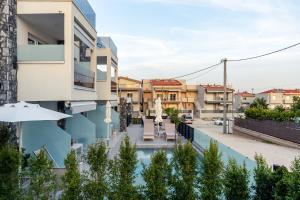 einen Blick vom Balkon eines Gebäudes mit Pool in der Unterkunft INTERNI LUXURY LIVING b in Nikiti