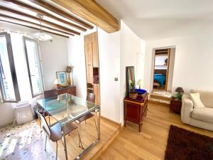 a living room with a glass table and a couch at Mosaic Villagee -15 mn transport to Champs Élysées in Nanterre