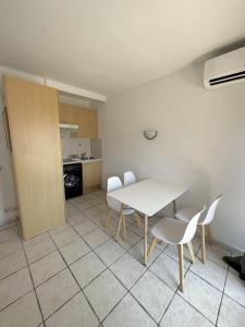 Kuchyňa alebo kuchynka v ubytovaní Résidence Graziella Studio 602 + 8 fotografií