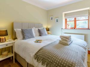 una camera da letto con un grande letto bianco e una finestra di 2 Bed in Narberth 82445 a Clynderwen