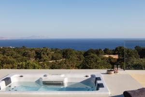 wanna z hydromasażem na dachu domu z widokiem na ocean w obiekcie Manto Villas, Heated Pool, Spa Whirlpool, SeaView, By ThinkVilla w mieście Prinés