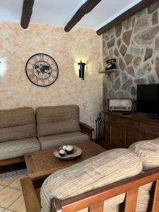 a living room with a couch and a table at Tres deseos in Montefrío
