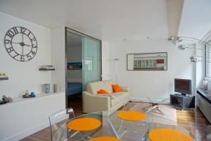 a living room with a glass table and a couch at Rue Beaujon - Paris 8 in Paris