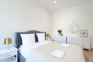Un dormitorio blanco con una cama grande y un espejo. en TOTU HOME Wajdeloty 5 Rooms Gdańsk, en Gdansk 19 fotos más