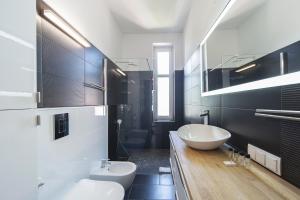 baño con lavabo y 2 aseos. en TOTU HOME Wajdeloty 5 Rooms Gdańsk, en Gdansk