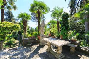 Κήπος έξω από το Villa Gina by Quokka 360 - historic Villa on the Lake Como